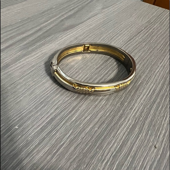 Vintage Gold and Silver Metal Hinged Bracelet - Picture 4 of 6